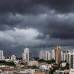 O dia virou noite: temporal repentino atinge Cuiabá e aciona alerta de tempestade