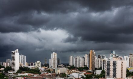 O dia virou noite: temporal repentino atinge Cuiabá e aciona alerta de tempestade
