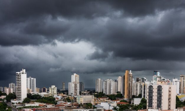 O dia virou noite: temporal repentino atinge Cuiabá e aciona alerta de tempestade