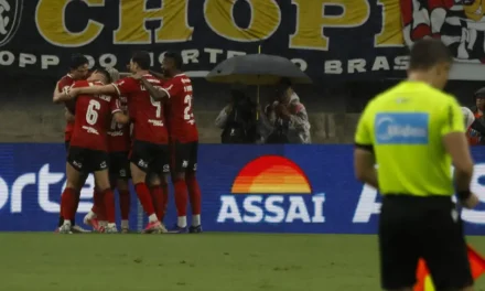 Flamengo assume a liderança isolada do Brasileirão após vitória sob temporal em Belém