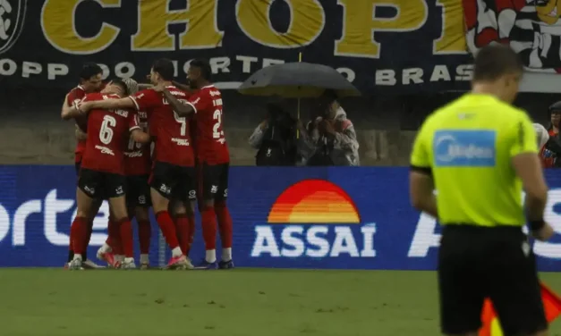 Flamengo assume a liderança isolada do Brasileirão após vitória sob temporal em Belém