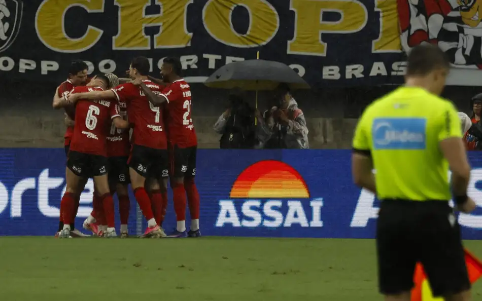 Flamengo assume a liderança isolada do Brasileirão após vitória sob temporal em Belém
