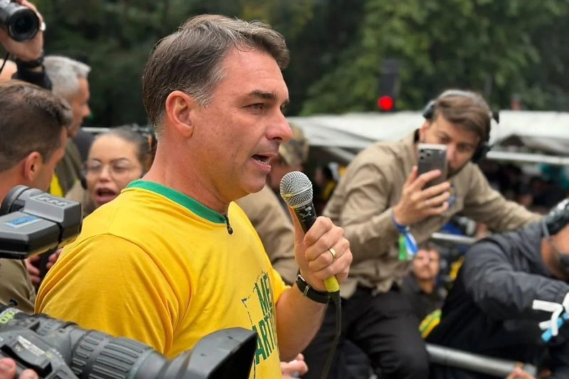 Flávio Bolsonaro chama Moraes de “laranja podre” e diz que ministro não pode “contaminar” o STF