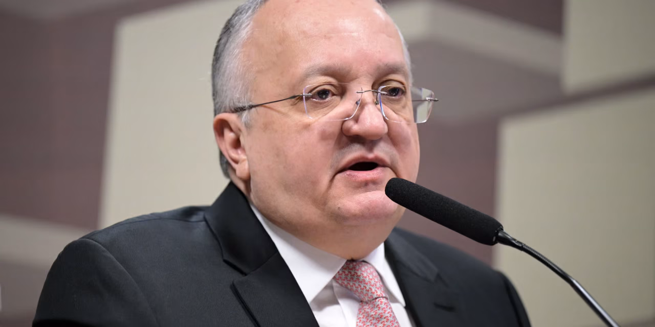 TRE determina que Pedro Taques remova vídeos com acusações de crimes contra Mauro Mendes e filhos