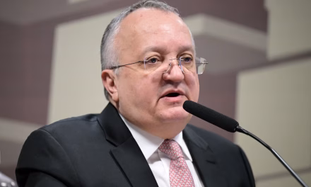 TRE determina que Pedro Taques remova vídeos com acusações de crimes contra Mauro Mendes e filhos
