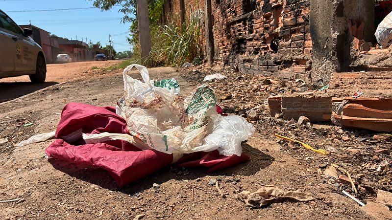 Recém-nascida é encontrada em sacola em terreno baldio de Cuiabá