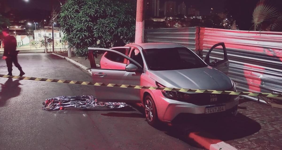 Trio rouba carro de motorista de app, troca tiros com PM e um acaba morto