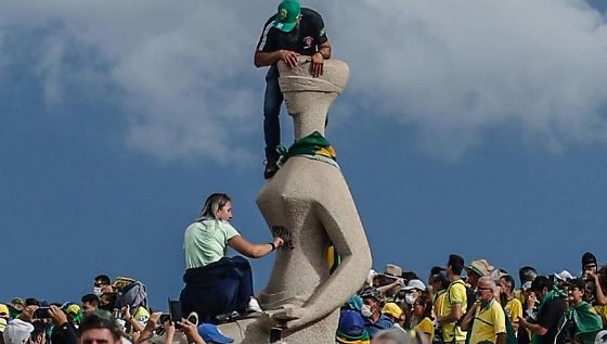 Débora do Batom tem pena reduzida e consegue semiaberto